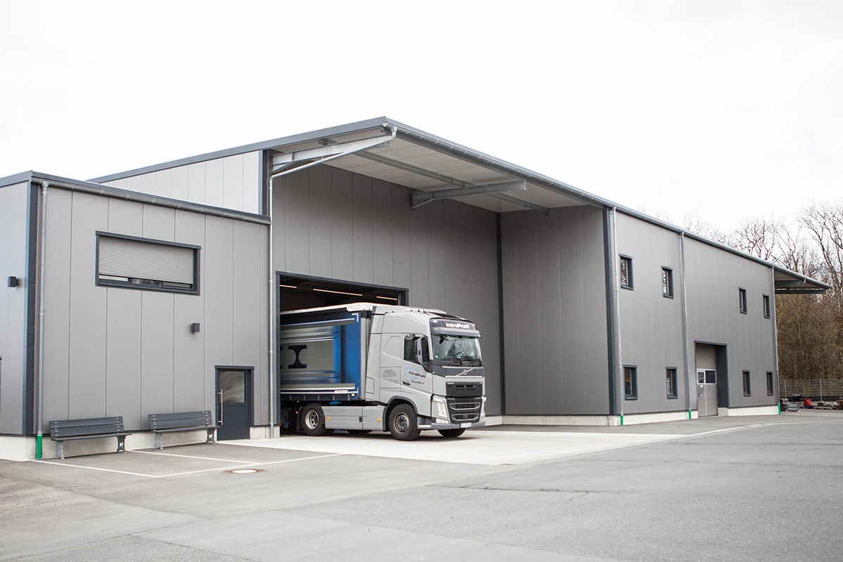 Neue Halle von IntraProfil in Rödelsee mit Lkw in der Toreinfahrt