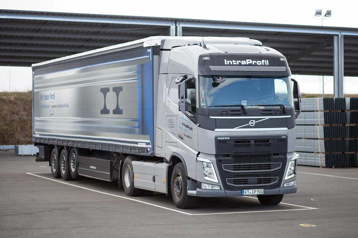 Lkw im IntraProfil-Design auf dem Betriebshof in Rödelsee
